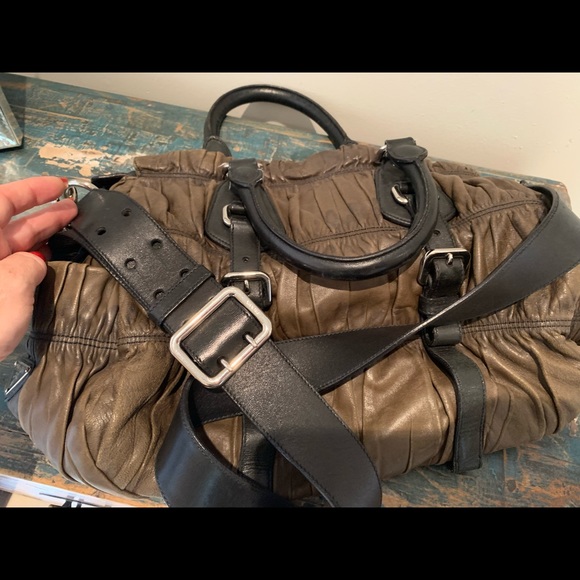 Crossbody distress PRADA bag, excellent condition, only big strap shows scratch - Picture 5 of 11